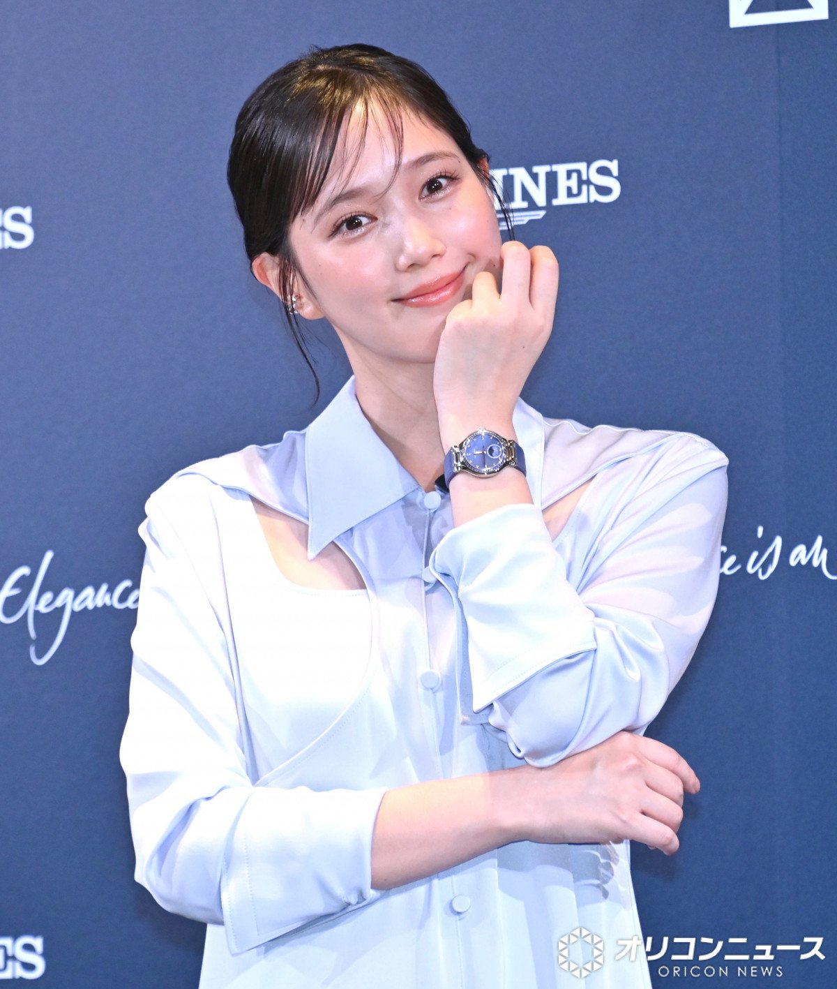 本田翼、ブルーサファイア輝く腕時計身につける エレガントな