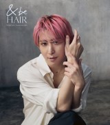 佐久間大介&川口春奈、『&be HAIR』新商品のCMに出演 力強さと軽やかさを兼ね備えたダンス 花が舞う草原の中で佇む