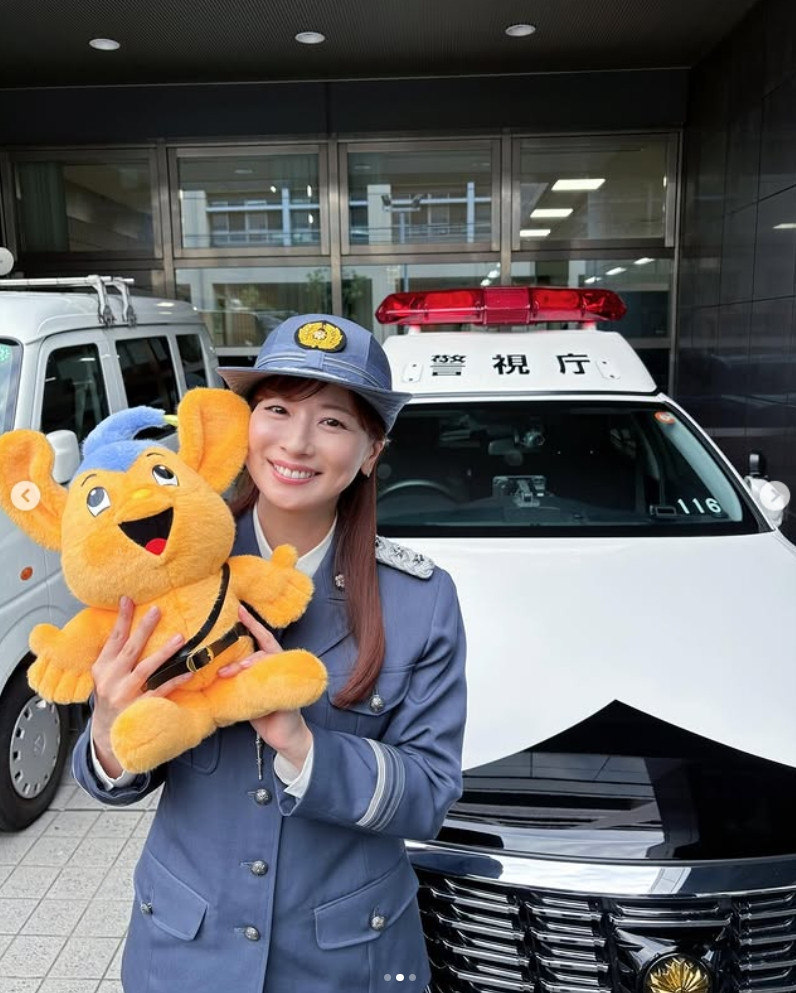 皆藤愛子 一日警察署長　サイン色紙 皆藤愛子 一日警察署長 サイン色紙 - メルカリ