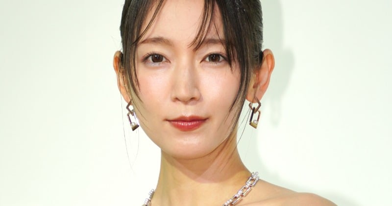 吉岡里帆、美デコルテにジュエリー輝く神々しい装い フレグランスは「なくてはならない存在」