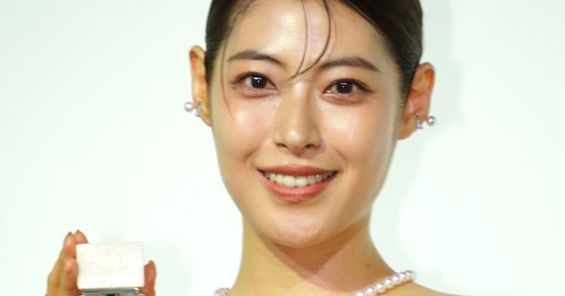 瀧本美織、クラシカルな着こなしで品よく肌見せ フレグランスで自然への感謝を実感「自然があるから私たちは生きている」