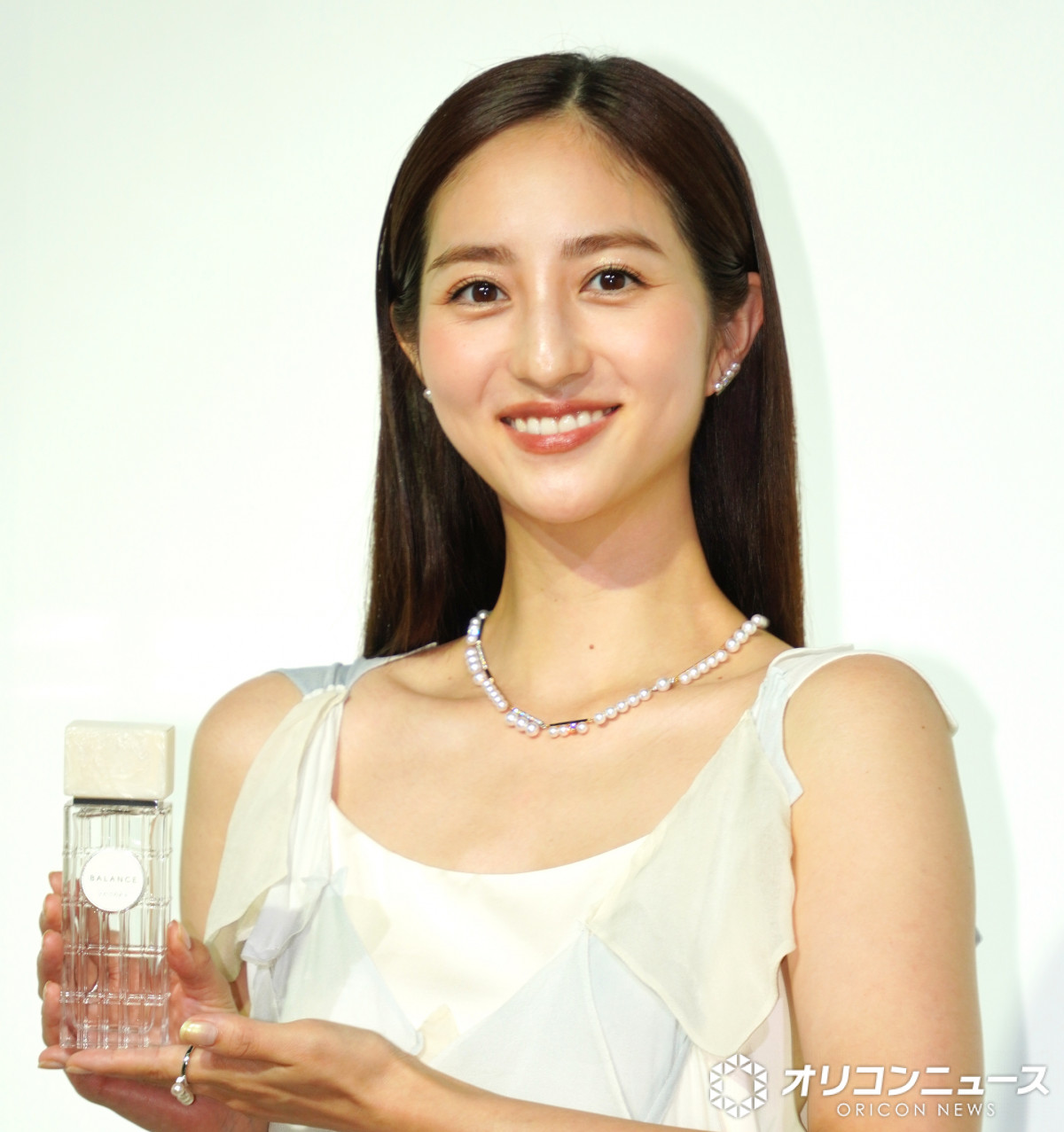 堀田茜、個性的なワンピースから二の腕スラリ＆首元にパール輝く