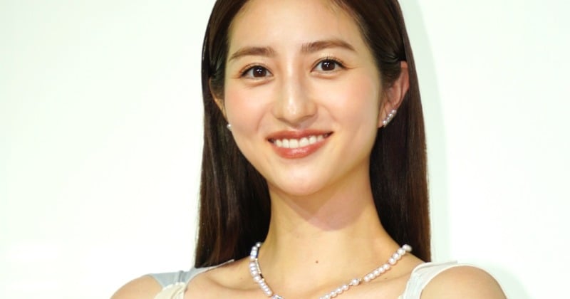 堀田茜、個性的なワンピースから二の腕スラリ&首元にパール輝く フレグランスは「ないと心細くなる」