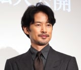 竹野内豊、舞台あいさつで雄弁に? 堺正章のイジりにタジタジ「ちょっと…汗かいてます」