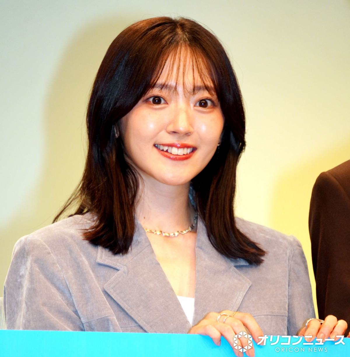 鈴木愛理、推し活シーンでアドリブ「普段ファンの方を観察していること