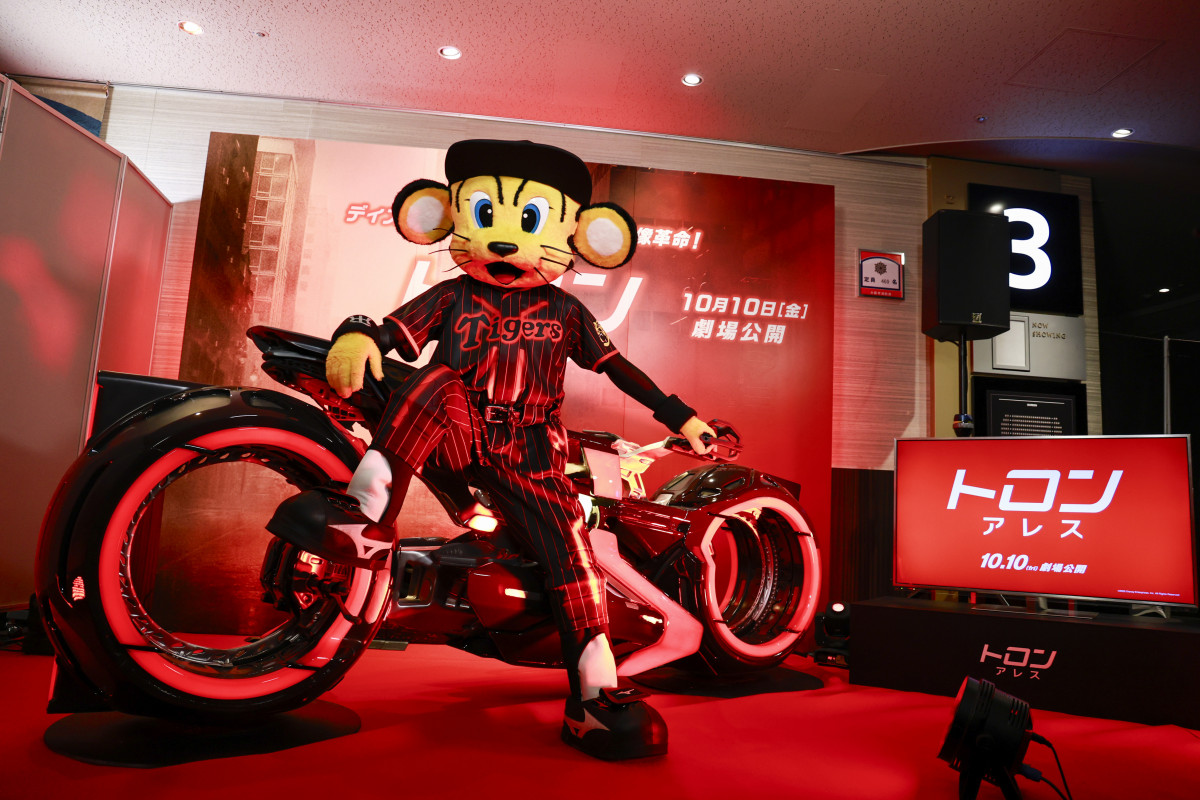 阪神マスコット・トラッキー、赤黒ストライプ姿に変貌 “29分間”限定