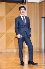 �X�[�c�̒����Ȃ����Ŋ����𗁂т�SnowMan�E����N��=�w�t�F�C�N�}�~�[�x���씭�\�� (C)ORICON NewS inc. 