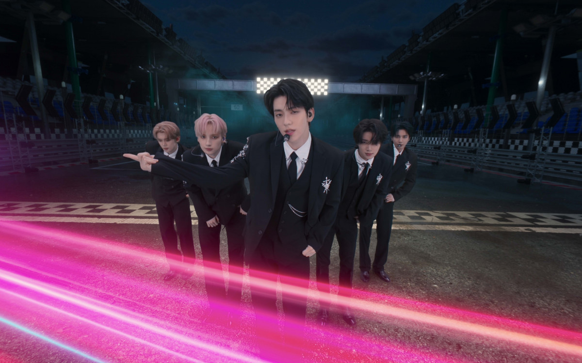 wTOMORROW X TOGETHER VR CONCERT : HEART ATTACKx(C)HYBE JAPAN(P)&(C)BIGHIT MUSIC 