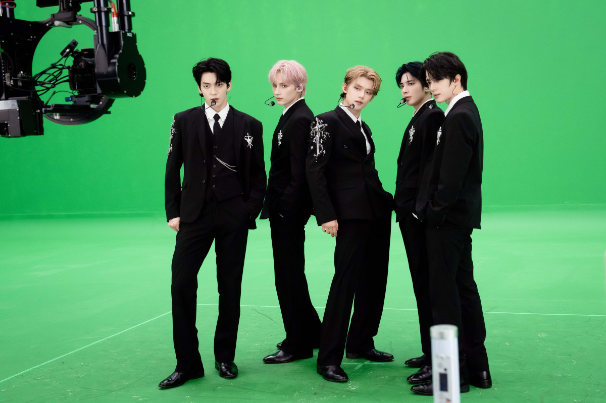 wTOMORROW X TOGETHER VR CONCERT : HEART ATTACKxrnCh(C)HYBE JAPAN(P)&(C)BIGHIT MUSIC 