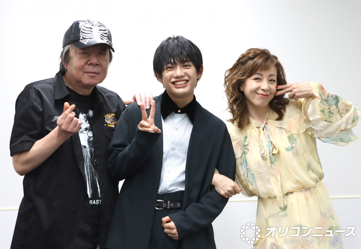 AmBitious真弓孟之、ベテラン俳優2人が“おとん””おかん”に「第2の家族