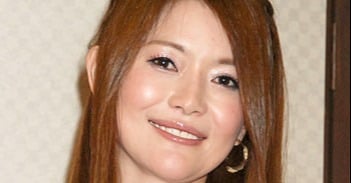青田典子、夫・玉置浩二が笑顔で見つめ…幸せいっぱいの夫婦ショットに反響「ほっこり」「キュンとしました」