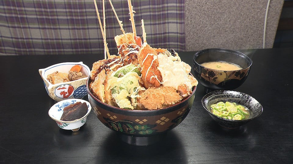 お宝放出中様　丼　大皿 オモウマい店』14種の揚げ物＆小鉢「おまかせ丼」2000円 中には一粒400