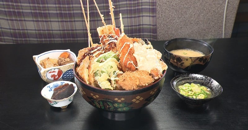 オモウマい店』14種の揚げ物＆小鉢「おまかせ丼」2000円 中には一粒400