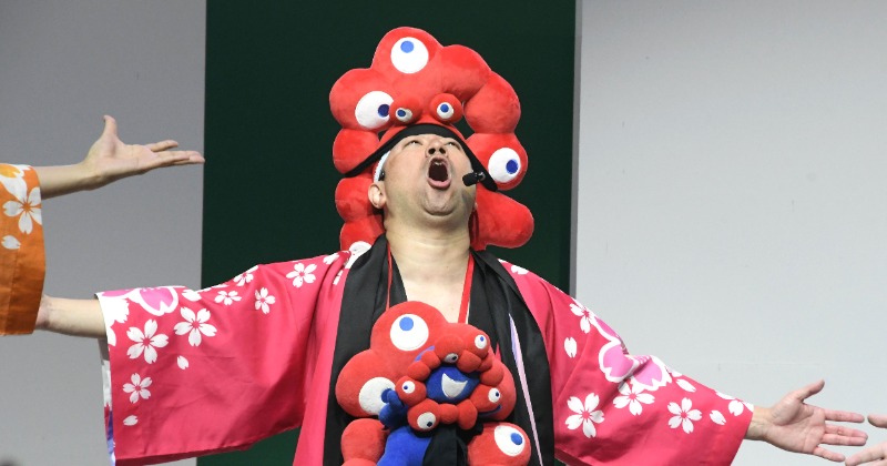 万博よしもと「カラオケ盆踊り」最終夜の熱狂 レイザーラモンRGが大トリ大合唱…「All my treasures」