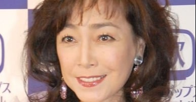 60歳・柏原芳恵、白ビキニ姿で衝撃の美ボディ披露 “秘蔵カット”公開