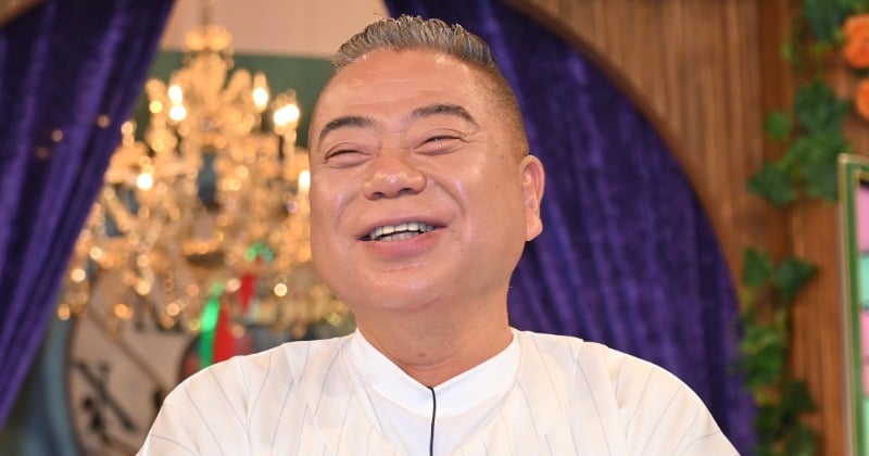 出川哲朗&松坂大輔が“ペアルック”披露 スイカヘルメット×オーバーオールで島根の海をバックに決めポーズ「兄弟みたい!」「お似合いですね」
