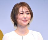大島優子、第2子出産後初公の場で笑顔 ショートカットにした理由は子どものため「最強の時短」