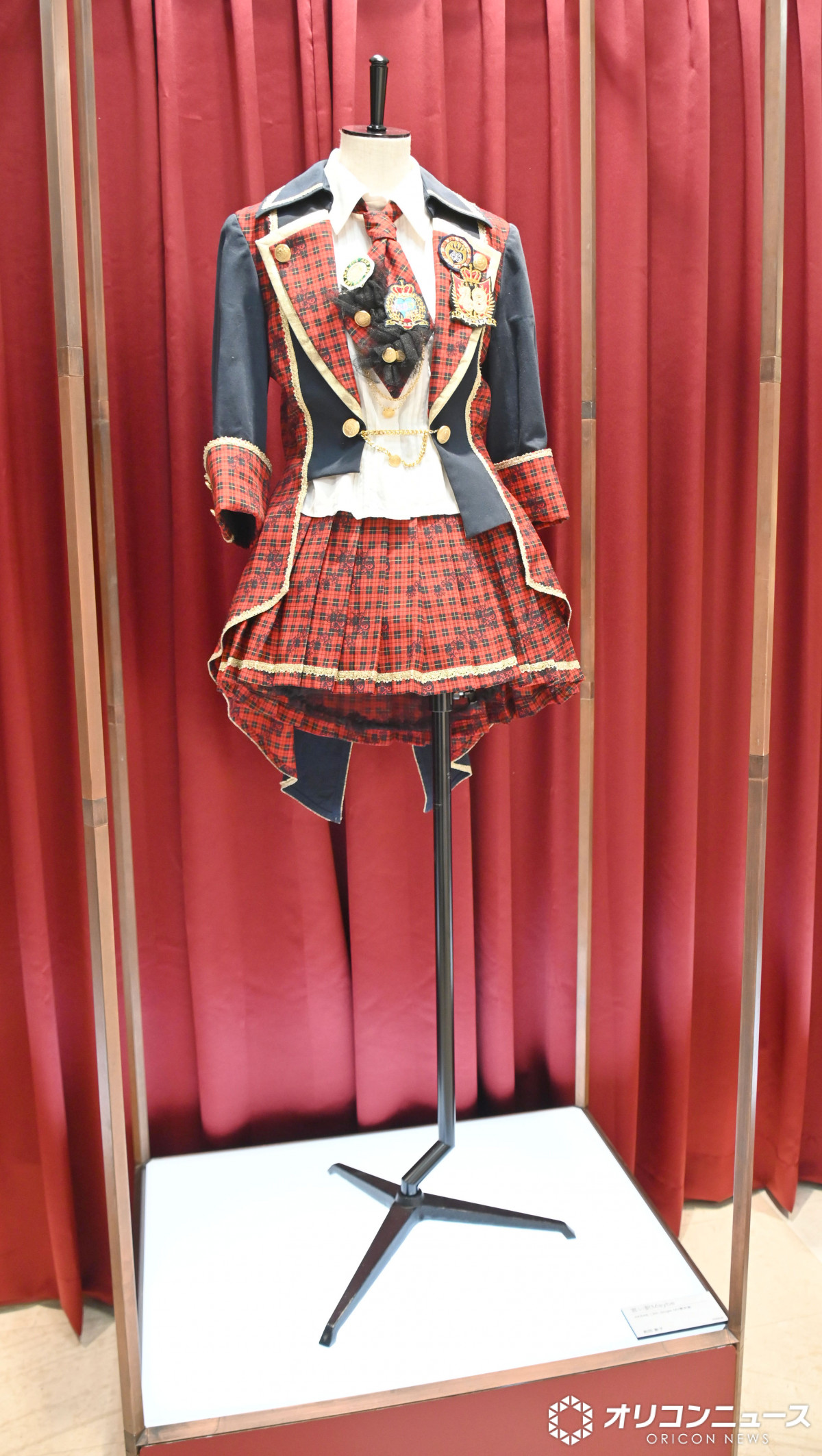 AKB48 大衣装展　ポーチ　赤チェック2011生地ver. AKB48 大丸東京大衣装展 ポーチ 赤チェック 2011バージョン - メルカリ