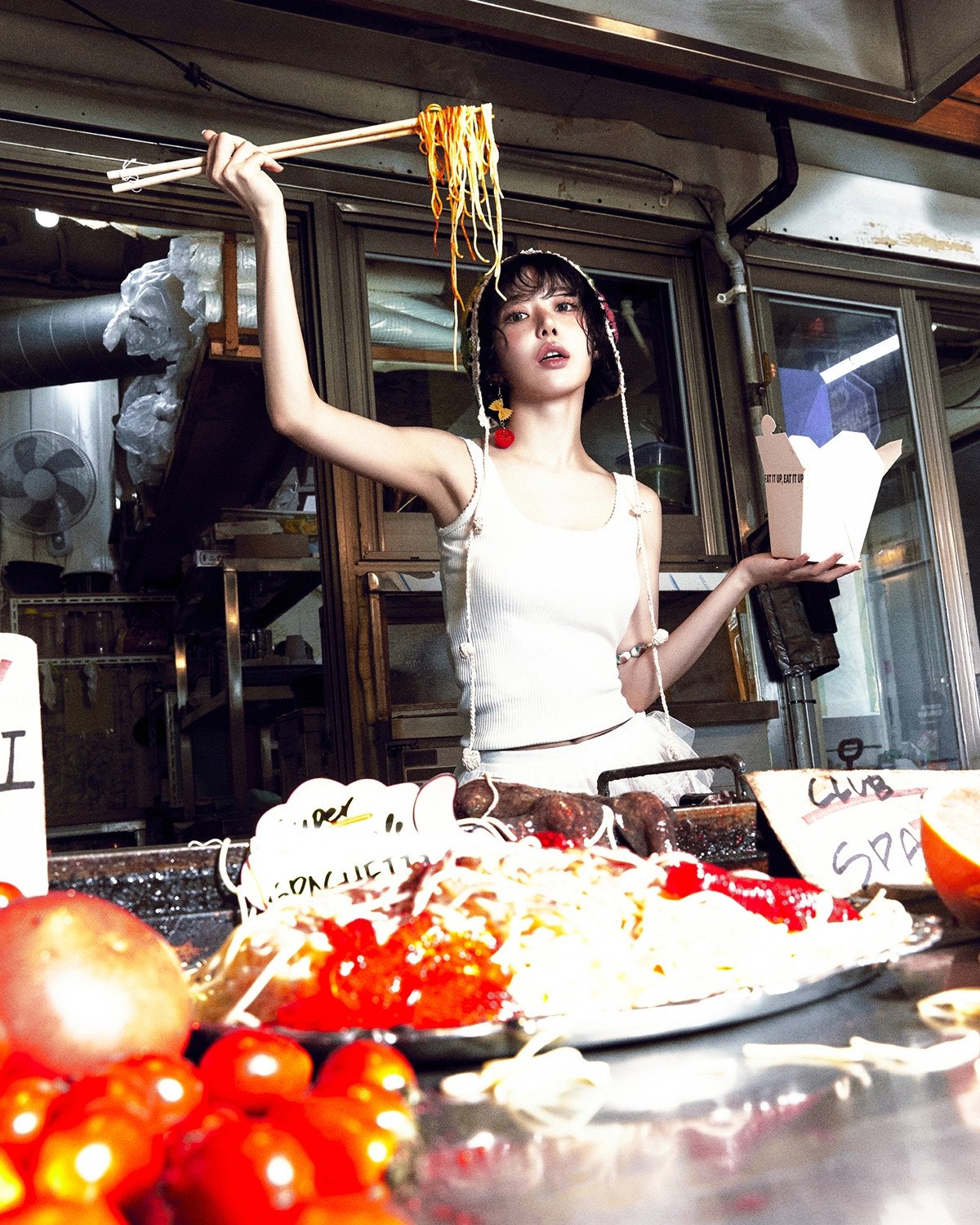 LE SSERAFIM、市場で“にんにくスパゲッティ”!? シングルの3rd