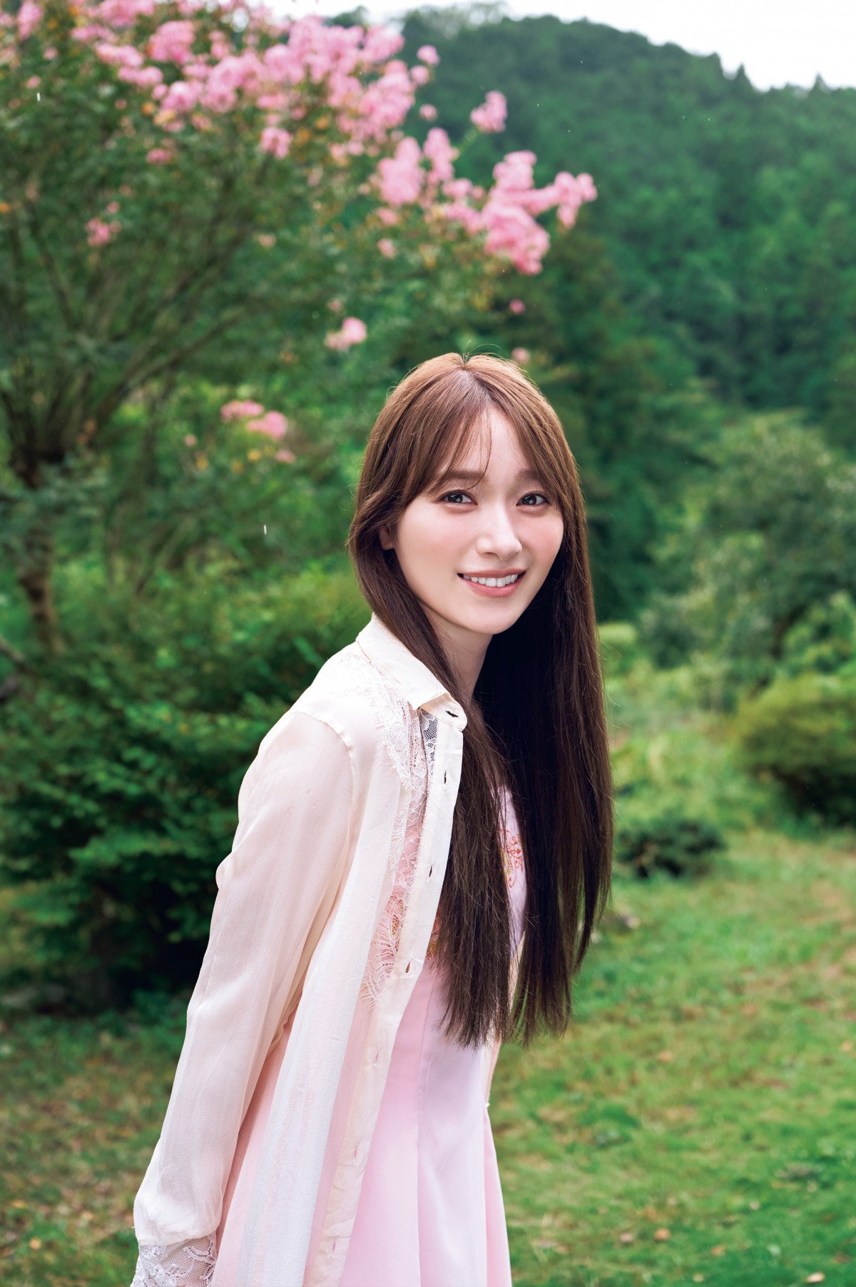 櫻坂46守屋麗奈、“地元の綺麗なお姉さん”テーマでグラビア披露