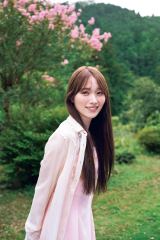 櫻坂46守屋麗奈、“地元の綺麗なお姉さん”テーマでグラビア披露 グループの“綺麗なお姉さん”枠も明かす