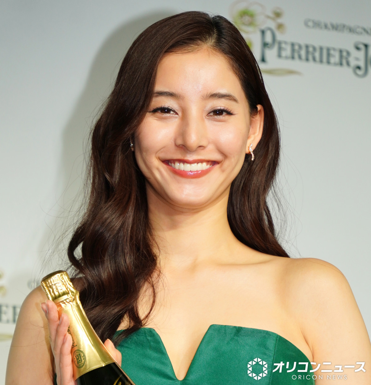 新木優子、美デコルテあらわなロングドレスで表参道に降臨 期間限定