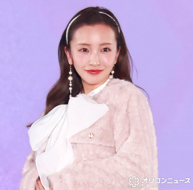ガルアワ】芸能生活20周年の板野友美、美脚きらめくピンクコーデ 大人