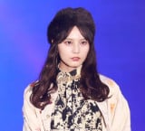 【ガルアワ】日向坂46小坂菜緒、唯一無二感のヴィンテージコーデを見事に着こなす 10回目の出演でランウェイに輝き