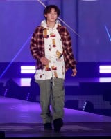 【ガルアワ】『今日好き』内田金吾、ランウェイ登場に歓声 ニヒルな笑顔で魅了