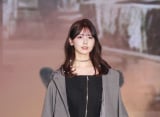 【ガルアワ】乃木坂46筒井あやめ、コートずらしの肩見せで大人の色気 ランウェイで魅惑の笑み