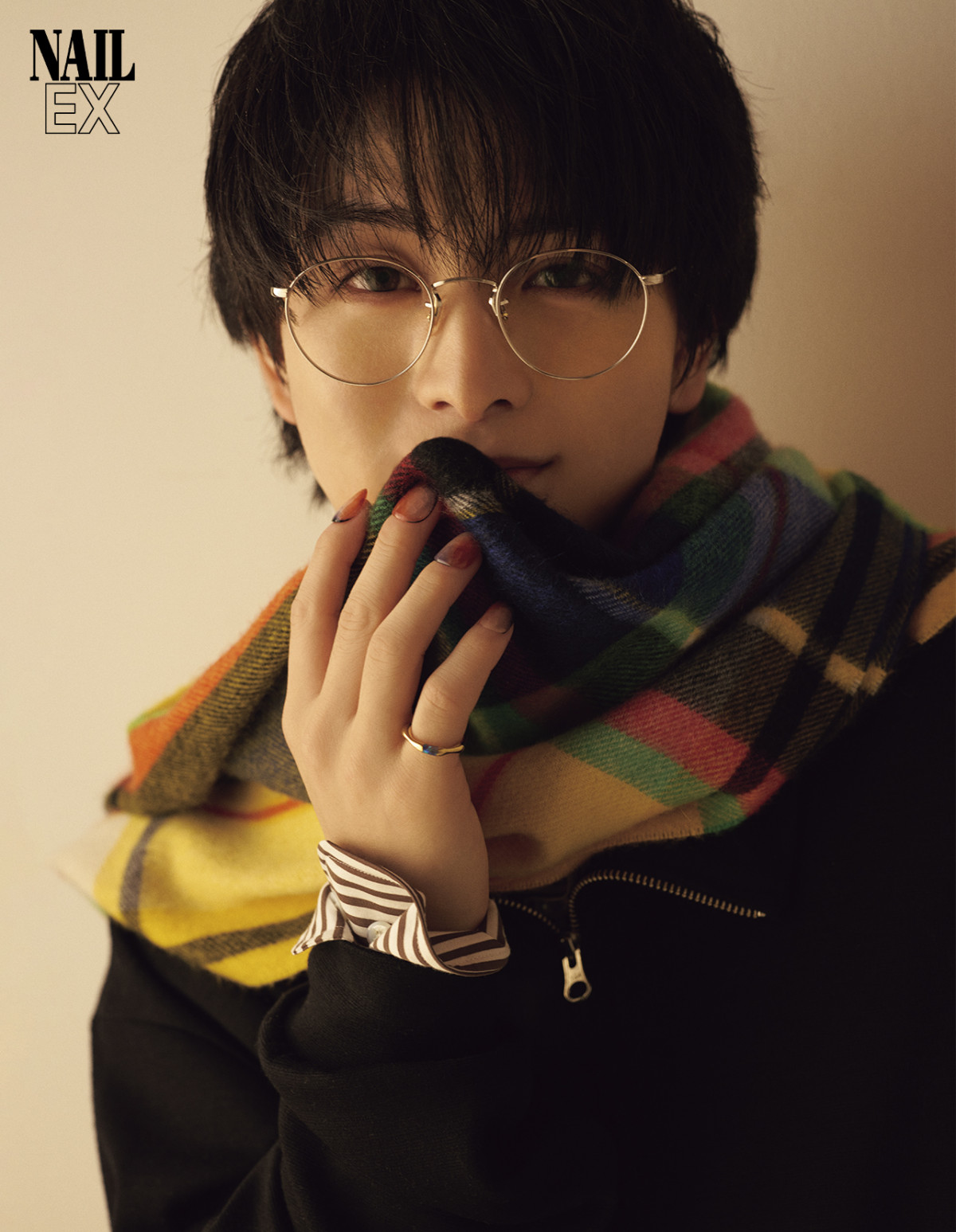 超特急・柏木悠、マフラーにぎゅっと包まれる 布を破る“ワイルド”姿も