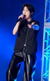 {3rdAowStarkissedx̔LÕV[P[XJÂTOMORROW X TOGETHEREBEOMGYU (C)ORICON NewS inc. 