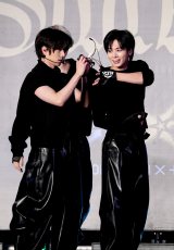 {3rdAowStarkissedx̔LÕV[P[XJÂTOMORROW X TOGETHER()BEOMGYUATAEHYUN (C)ORICON NewS inc. 