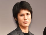 寛一郎、“義祖父”との仲良しオフ2ショットに反響「お2人とも素敵な笑顔」「仲良しさんで安心」「オフショットに癒されます」 朝ドラ『ばけばけ』で小日向文世と共演