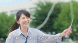 57歳・飯島直子、数十年ぶりの制服姿で縄跳び「まだいけるかも!」 CM撮影でのおちゃめな姿にスタッフメロメロ