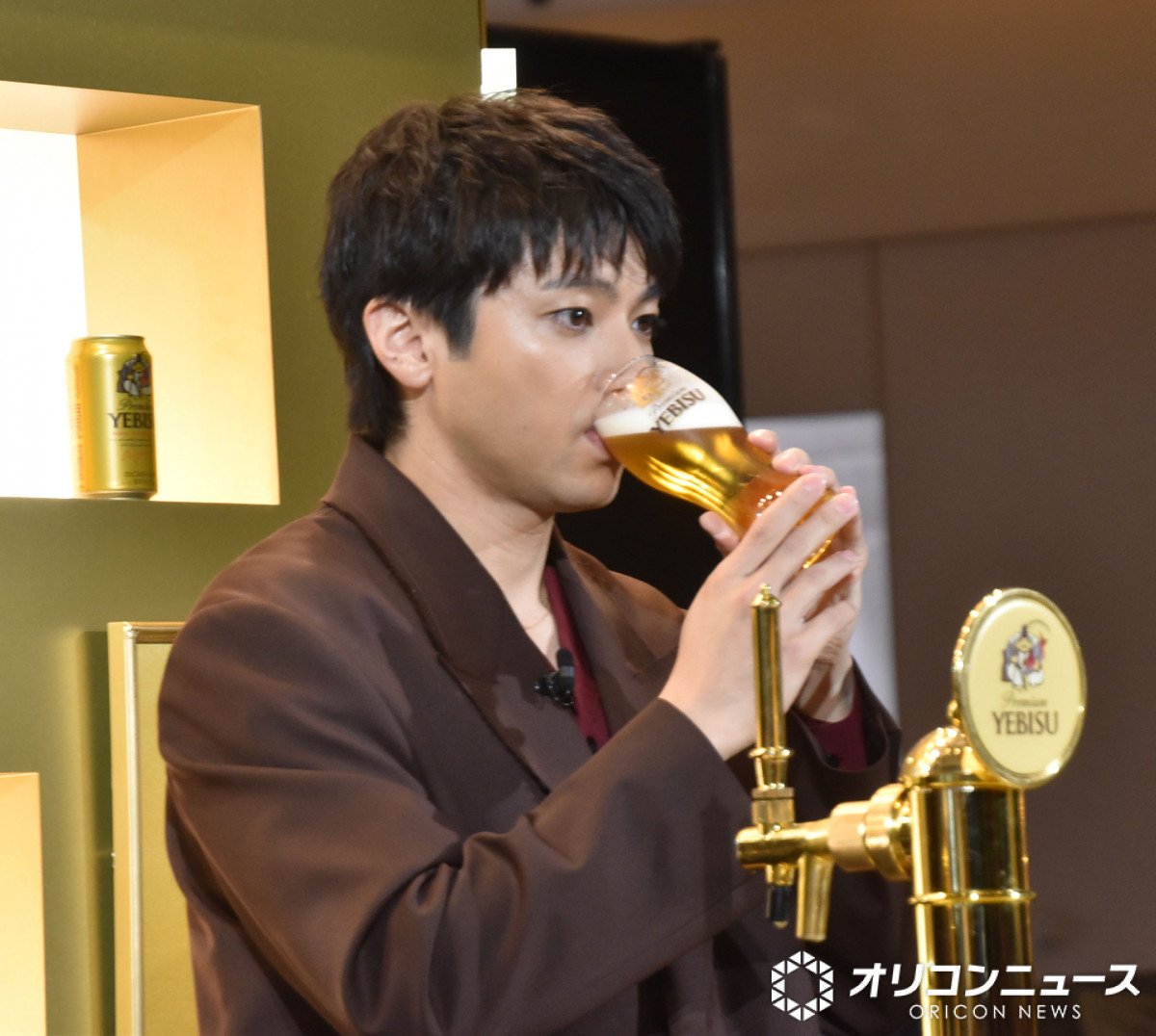 山田裕貴、真っ昼間からビールをグビグビ 幸せな顔で「うめ