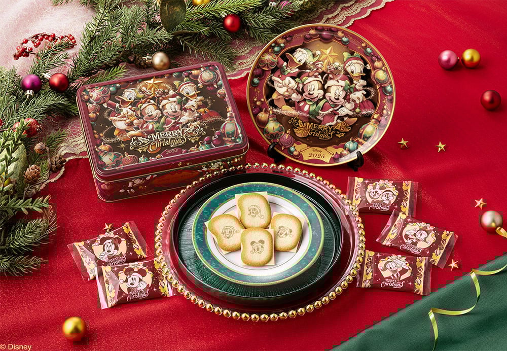 東京ばな奈の2025クリスマス限定缶 キラキラの飾りつけにいそしむ