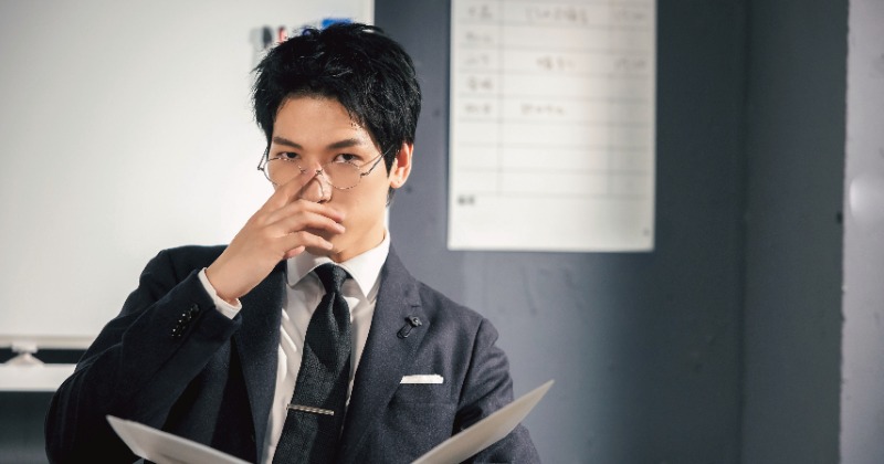 JO1金城碧海、“沼落ち”スーツ姿を披露 年下ビジネスマン役を熱演