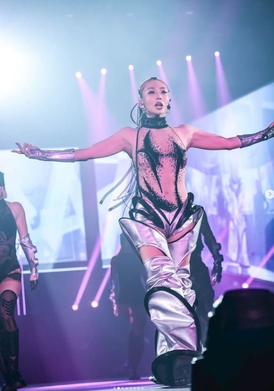 画像・写真 | 倖田來未、ステージショットに「え！？服着てない