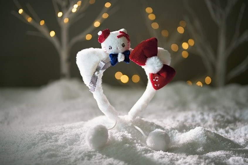 USJ、ハローキティが“聖歌隊”仕様に ベレー帽かぶったカチューシャなど