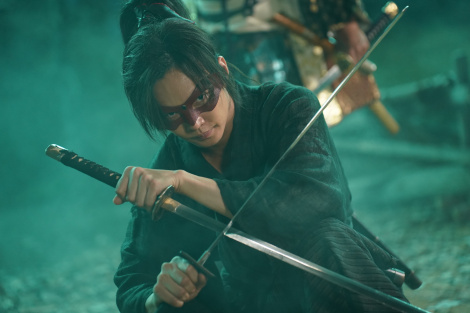 �w���ʂ̔E�� �ԉe�x���񂩂�O�r���j�ēӐg�̐퍑���j���}���~����b�o�g���� 