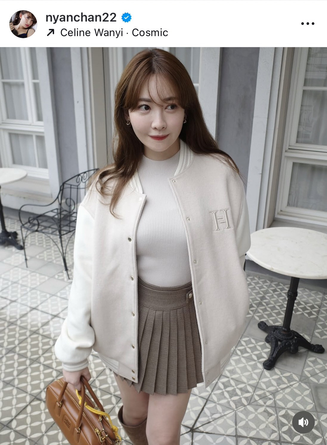 小嶋陽菜、“超ミニ×スケスケ黒タイツ”の美脚コーデ披露「めっちゃお