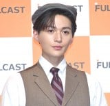 八木勇征、“部下”らとのおちゃめな3ショットに反響「天使」「激かわショット」「身長180cmだけどほぼ足」
