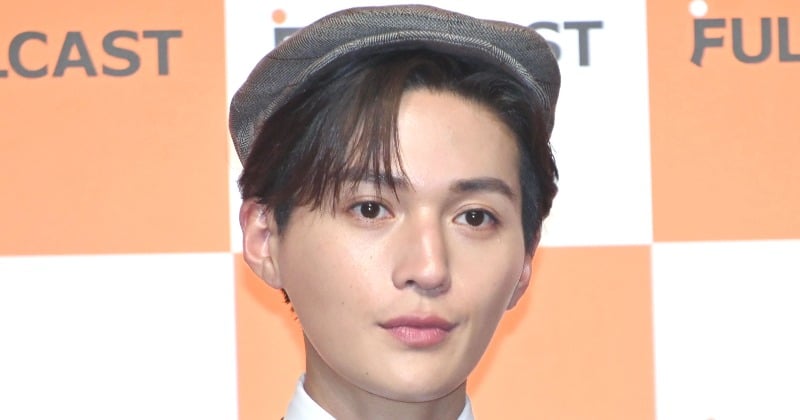 八木勇征、“部下”らとのおちゃめな3ショットに反響「天使」「激かわショット」「身長180cmだけどほぼ足」
