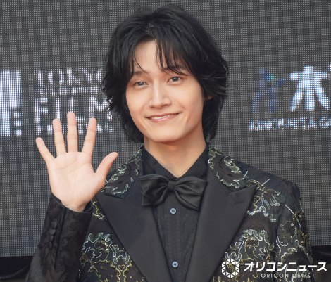 �w��38�񓌋����ۉf��ՁiTIFF�j�x�̃��b�h�J�[�y�b�g�ɓo�ꂵ��A��! group�E���쏻�� �iC�jORICON NewS inc. 