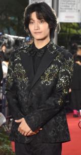 �w��38�񓌋����ۉf��ՁiTIFF�j�x�̃��b�h�J�[�y�b�g�ɓo�ꂵ��A��! group�E���쏻�� �iC�jORICON NewS inc. 