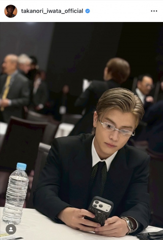 画像・写真 | 岩田剛典、ブラックスーツ×めがね レッドカーペット舞台