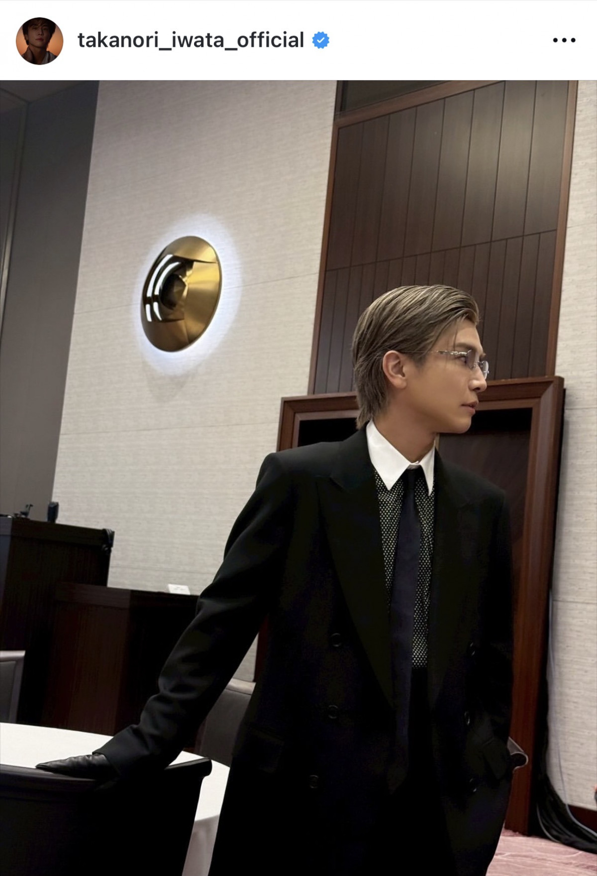 画像・写真 | 岩田剛典、ブラックスーツ×めがね レッドカーペット舞台