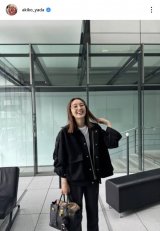 矢田亜希子、高級ブランドのバッグ＆靴を組み合わせた秋コーデを紹介