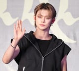 TOMORROW X TOGETHER・YEONJUN、バキバキの腹筋披露 自身の“肉体美バッグ”を持って街を歩く姿も「クレイジー」「美しすぎる」